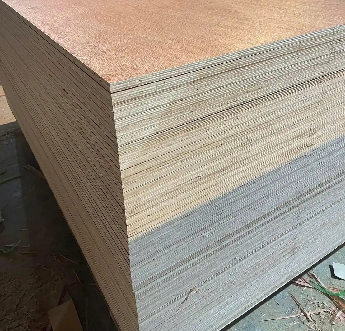 Reddish bintangor plywood face on a pack with the layered light edge below