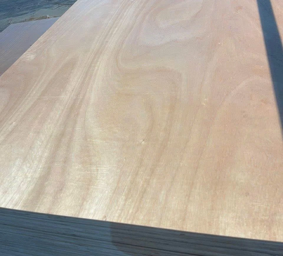Pinkish-beige okoume plywood face with wavy figure on a pack